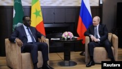 Rais wa Senegal na mwenyekiti wa Umoja wa Afrika Macky Sall akikutana na Rais wa Russia Vladimir Putin ikulu ya Russia, huko Sochi, June 3, 2022, Picha ya Reuters