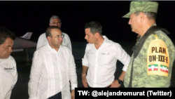 El secretario de Gobernación de México, Alfonso Navarrete Prida, y el gobernador de Oaxaca, Alejandro Murat, antes del vuelo, 16 de febrero, 2018. TW: @alejandromurat