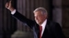 El candidato favorito para ganar las elecciones presidenciales de México, el izquierdista Andrés Manuel López Obrador saludo tras el debate del domingo en Ciudad de México.