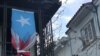Bandera de Puerto Rico en un edificio de la isla devastada por el huracán María.