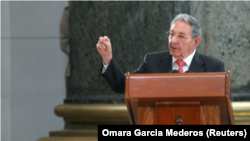 El presidente de Cuba, Raúl Castro, habla durante una ceremonia en el Capitolio en La Habana, Cuba, 24 de febrero de 2018. 