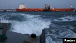 Estados Unidos estaría considerando sancionar a una compañía de servicios petroleros administrada por militares venezolanos y restringir la cobertura asegurada de los embarques de crudo de Venezuela.