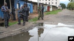 布隆迪警察和士兵在街上巡逻。