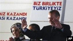 Serokwezîrê Tirkîyê Recep Tayyip Erdogan li navenda giştî ya partîya xwe axaftina spasîyê dike.