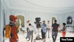 El director Stanley Kubrick (centro) durante la filmación de "2001: a space odyssey". Gráfica cortesía de Warner Bros. c. 1967. 