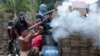 Un manifestante dispara un arma de fabricación casera contra un policía durante una protesta contra el gobierno del presidente de Nicaragua, Daniel Ortega, en Masaya, Nicaragua, el martes, 19 de junio de 2018.