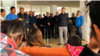 El presidente de Argentina, Mauricio Macri, habla con familiares de los 44 tripulantes del submarino ARA San Juan en una base naval en Mar del Plata, Argentina. 20 de noviembre de 2017.