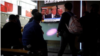 Personas miran un programa de televisión que transmite un reporte de noticias sobre una cumbre cancelada entre Estados Unidos y Corea del Norte, en Seúl, Corea del Sur, 25 de mayo del 2018. REUTERS/Kim Hong-Ji