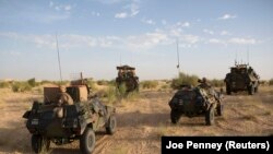 Des soldats français de l'Opération Barkhane patrouillent dans la région de Tombouctou, le 6 novembre 2014.