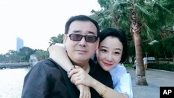 资料照片：澳籍华裔作家杨恒均和夫人在一起。