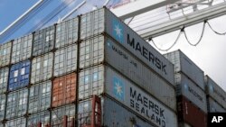 En esta foto de archivo de 2016 se ven contenedores que están siendo descargados de un barco en el Puerto de Baltimore, Maryland.