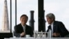 2014年10月18日中国的国务委员杨洁篪（左）和美国国务卿克里在波士顿饮茶