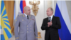 En la imagen, el presidente ruso, Vladimir Putin y el General Sergei Surovikin, comandante de las fuerzas rusas en Siria, en una ceremonia con personal militar destinado en Siria en el Kremlin el 28 de diciembre. Sputnik/Alexei Druzhinin/Kremlin via R