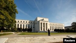 La Reserva Federal también anunció que comenzará a reducir sus enormes tenencias de bonos "relativamente pronto".