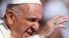 El papa Francisco saluda a su arribo a la audiencia general de los miércoles en la Plaza de San Pedro, en el Vaticano, el miércoles, 20 de junio de 2018.