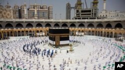 عکس وزارت اطلاعات‌رسانی عربستان سعودی شمار محدودی زائر را در روز عید قربان در صحن مکه نشان می‌دهد