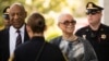 Bill Cosby avant son procès pour agression sexuelle, et son épouse Camille, au palais de justice du comté de Montgomery à Norristown, en Pennsylvanie, le 12 juin 2017.