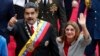 El presidente de Venezuela, Nicolás Maduro, y la primera dama Cilia Flores, saludan a los medios cuando llegan a una sesión con la Asamblea Constituyente en Caracas, Venezuela. 