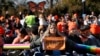Partidarios de Acción Diferida para Llegados en la Infancia (DACA) bloquean una intersección cerca del Capitolio de EE.UU. en apoyo a los amparados por el programa federal, el 5 de marzo de 2018, en Capitol Hill en Washington.