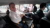 Antonio Celso Grecco, propietario de Rodrimar, una compañía que prestaba servicios en el puerto de Santos, en Brasil, es escoltado por un guardia federal en la sede de la Policía en Sao Paulo, Brasil. 