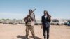 Des membres de la milice Amhara posent pour un portrait à l'entrée du 5e bataillon du commandement nord de l'armée éthiopienne à Dansha, en Éthiopie, le 25 novembre 2020.