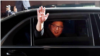 El líder norcoreano Kim Jong Un se despide del presidente surcoreano Moon Jae-in tras una ceremonia en Panmunjom, en la zona desmilitarizada que separa a ambas Coreas, Corea del Sur, 27 abril 2018. Korea Summit Press Pool/Entregada vía Reuters