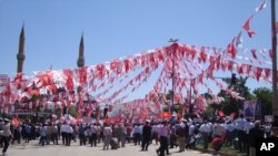Alayên CHPli Meydana Îstasyonê ya Dîyabekirê daliqandî ne