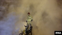 آتش نشانان پس از فروریزی ساختمان پلاسکو به جستجوی همکاران خود پرداختند.