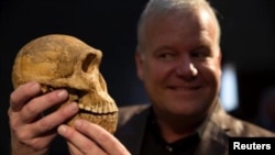 El profesor Lee Berger, sostiene el cráneo Homo naled en Johannesburgo, Sudáfrica el 9 de mayo 2017. 