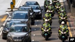 Policía de tránsito en motocicletas se desplazan en formación durante la vista del presidente chino, Xi Jinping, el jueves, 29 de junio de 2017.
