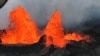 Una fuente de lava es observada desde un helicóptero sobre la Fisura 22 en el flanco este del volcán Kilauea en Hawái. Mayo 21 de 2018