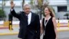El candidato izquierdista a la presidencia de México, Andrés Manuel López Obrador, saluda mientras llega con su esposa Beatriz Gutiérrez Muller para el segundo debate presidencial en Tijuana, México, 20 de mayo del 2018.