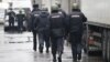 Policías se dirigen a una fábrica en las afueras de Moscú donde un hombre armado abrió fuego y mató a una persona y remó rehenes.
