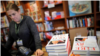 Copias del libro "Fire and Fury: Inside the Trump White House" del autor Michael Wolff en una librería en Washington. 