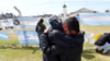 Familiares y amigos de Alejandro Damián Tagliapietra, uno de los 44 tripulantes del submarino ARA San Juan perdido, se abrazan fuera de la base naval argentina de Mar del Plata. 24 noviembre 2017.