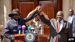 Rais wa Sudan Kusini, Salva Kiir (L) na kiongozi wa upinzani Riek Machar, katika mazungumzo yao ya kurejesha amani mjini Juba, Sudan Kusini, Dec. 17, 2019. 
