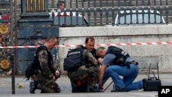 La police francaise verifie un colis suspect devant le Palais de Justice de Paris en France, 16 novembre 2015. (AP Photo/Francois Mori)