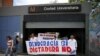 Simpatizantes del partido de oposición de Venezuela protestan en la salida del metro, exigiendo democracia en Venezuela. 