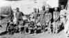 Cette photo d'archive non datée prise pendant la guerre de 1904-1908 de l'Allemagne contre Herero et Nama en Namibie montre un soldat (R) appartenant probablement aux troupes allemandes supervisant les prisonniers de guerre namibiens. - Le 28 mai 2021, l'