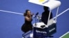 Serena Williams le grita al juez de silla Carlos Ramos en la final femenina contra Naomi Osaka de Japón en el Torneo Abierto de tenis de 2018 en Nueva York, 8 de septiembre de 2018. (D. Parhizkaran / USA Today)