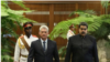 Los presidentes de Cuba, Miguel Díaz-Canel (izq), y Venezuela, Nicolás Maduro, pasan revista a la guardia de honor durante una ceremonia en el Palacio de la Revolución en La Habana. 21 abril 2018. 