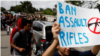 FOTO DEL ARCHIVO: Estudiantes de South Plantation High School llevando pancartas y gritando consignas caminan en la calle durante una protesta en apoyo del control de armas, después de un tiroteo masivo en Marjory Stoneman Douglas High School, en Plantati.