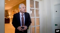 El asesor de comercio de la Casa Blanca, Peter Navarro, reconoció que no utilizó el vocabulario apropiado.