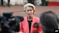 2025年3月2日欧盟委员会主席冯德莱恩在讨论乌克兰问题的欧洲领导人峰会上向媒体发表讲话。