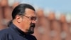El actor estadounidense Steven Seagal observa en la Plaza Roja de Moscú el desfile por el 73 aniversario de la victoria rusa sobre la Alemania nazi en la II Guerra Mundial. Mayo 9 de 2018.
