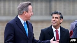 英国首相苏纳克(Rishi Sunak,右)任命英中关系“黄金时代”推手、前首相卡梅伦(David Cameron)出任外相。(法新社资料图)