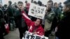 抗议示威者2013年1月8日在中国广东省广州市南方周末新闻大楼外面呼吁新闻自由以支持南方周末的记者