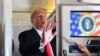 El presidente de EE.UU. Donald Trump habló a la prensa a bordo del Air Force One.