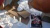 Una biblia y velas colocadas por voluntarios durante una vigilia por las víctimas del tiroteo en la escuela secundaria Marjory Stoneman Douglas, el jueves 15 de febrero de 2018.
