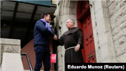 Juan Cruz, un chileno víctima de abuso sexual por parte del clero, a su llegada a una reunión con el investigador designado por el Vaticano, el arzobispo maltés Charles Scicluna de Malta, en Nueva York, feb 17, 2018. REUTERS/